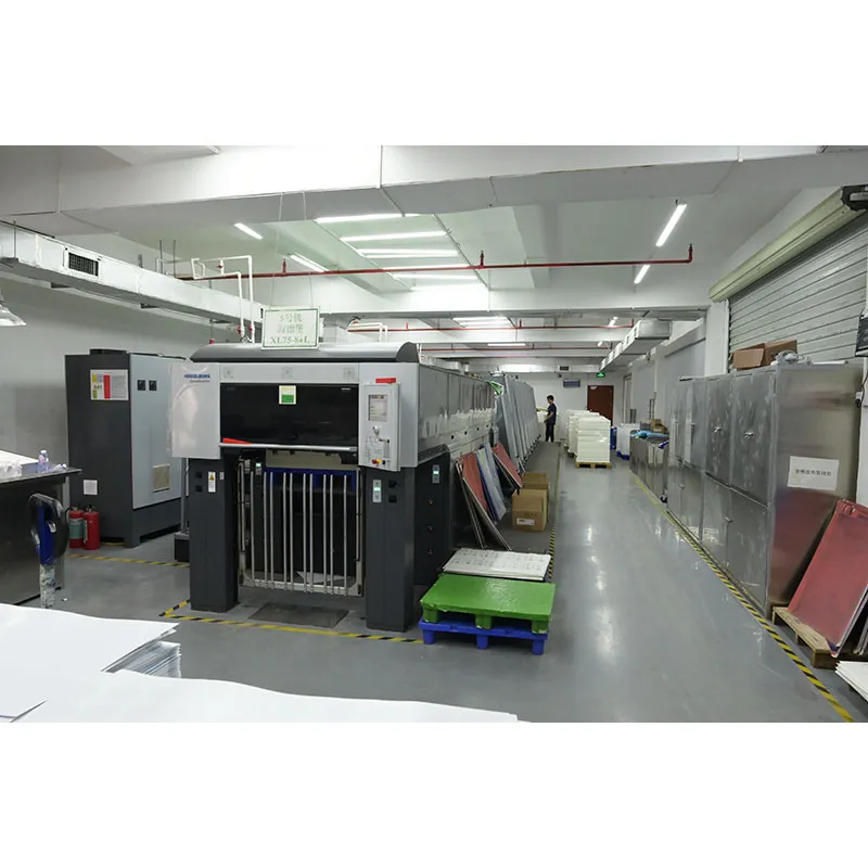 Luxury High Quality Custom Fancy Paper Debossing Cosmetic Gift Packaging Box with Black Velet and Gold Metal Closure