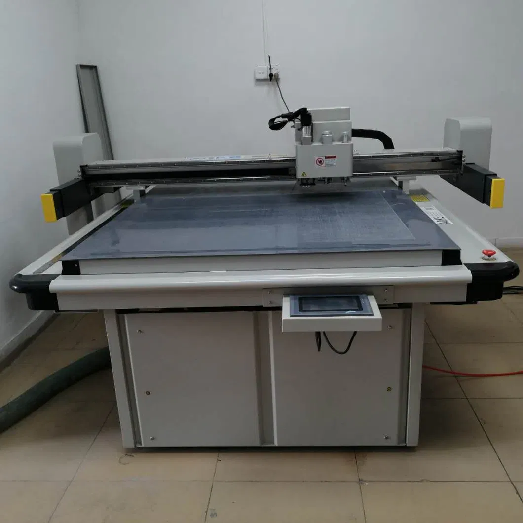 Luxury High Quality Custom Fancy Paper Debossing Cosmetic Gift Packaging Box with Black Velet and Gold Metal Closure