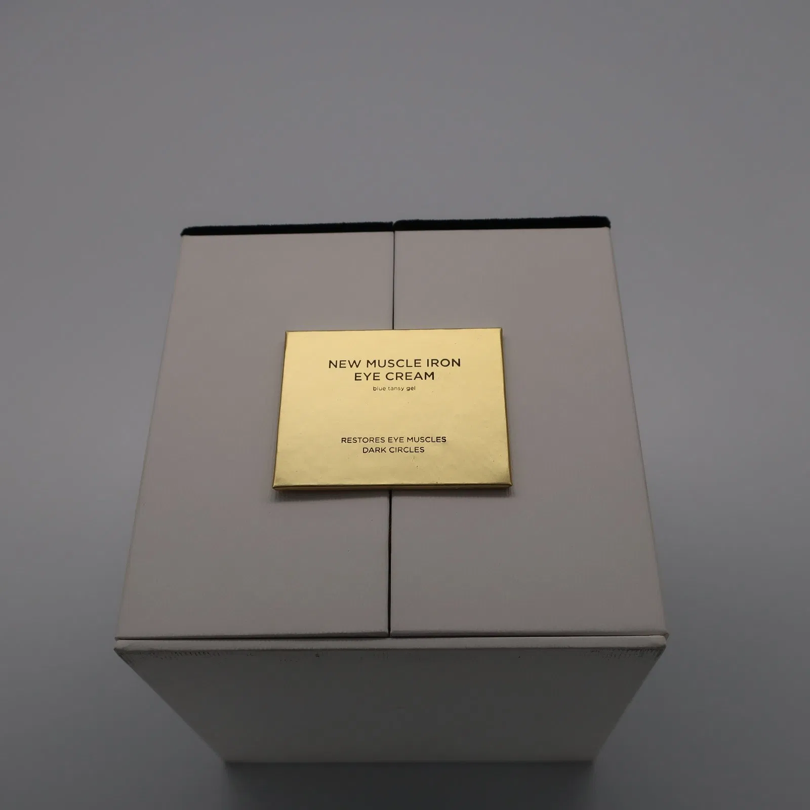 Luxury High Quality Custom Fancy Paper Debossing Cosmetic Gift Packaging Box with Black Velet and Gold Metal Closure