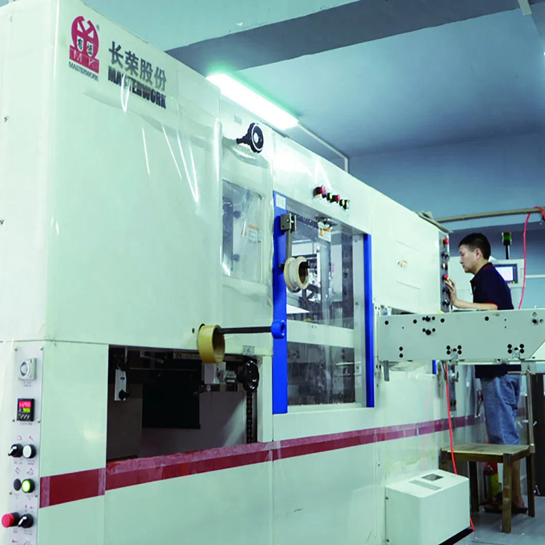 Luxury High Quality Custom Fancy Paper Debossing Cosmetic Gift Packaging Box with Black Velet and Gold Metal Closure